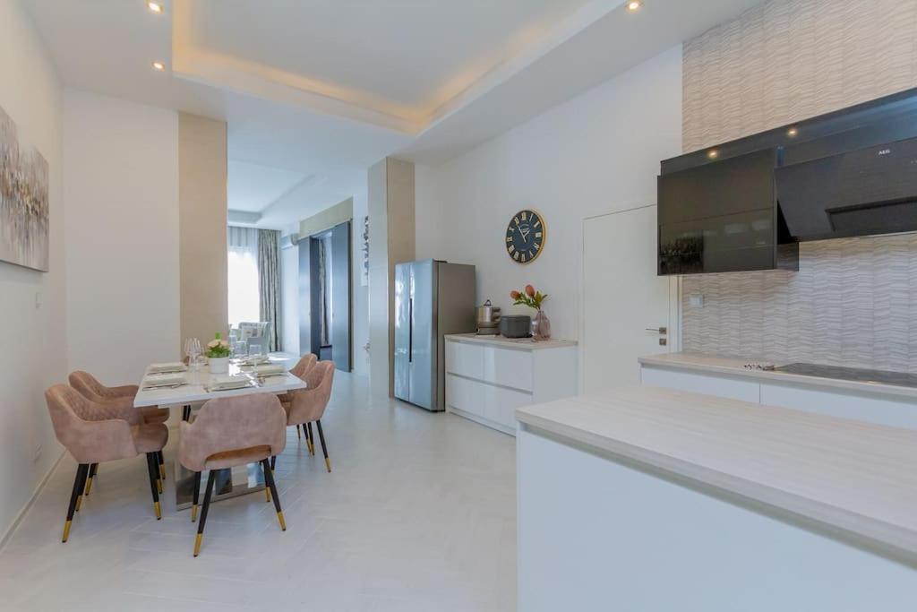 The Opulent Oasis By Newave Apartments Boedapest Buitenkant foto