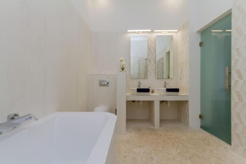 The Opulent Oasis By Newave Apartments Boedapest Buitenkant foto